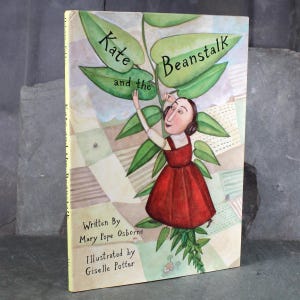 Pode incluir: Livro infantil intitulado "Kate and the Beanstalk" com uma ilustração colorida de uma menina de vestido vermelho alcançando uma grande folha verde. Escrito por Mary Pope Osborne e ilustrado por Giselle Potter.