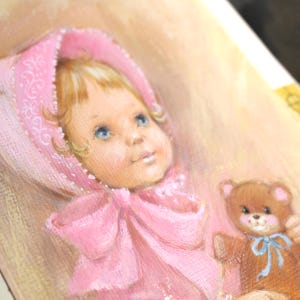 SEHR SELTEN! ORIGINAL Gouache-Malerei von Künstler Fran Ju | 1960er Jahre Original Rost Grußkarte Kunst | Baby in Rosa mit Teddy Bär