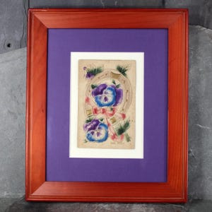 Cartão de aniversário dos anos 1900 montado e com tapete | Violetas roxas e azuis | Arte vintage emoldurada para cartões comemorativos | Loja Bixley