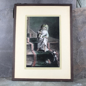 RARE ! MT antique postale "encadrée" de Sheahan | Petite fille avec chaton et chiot | Fixé sous une vitre 8,5 x 6,5 po. | Boutique Bixley