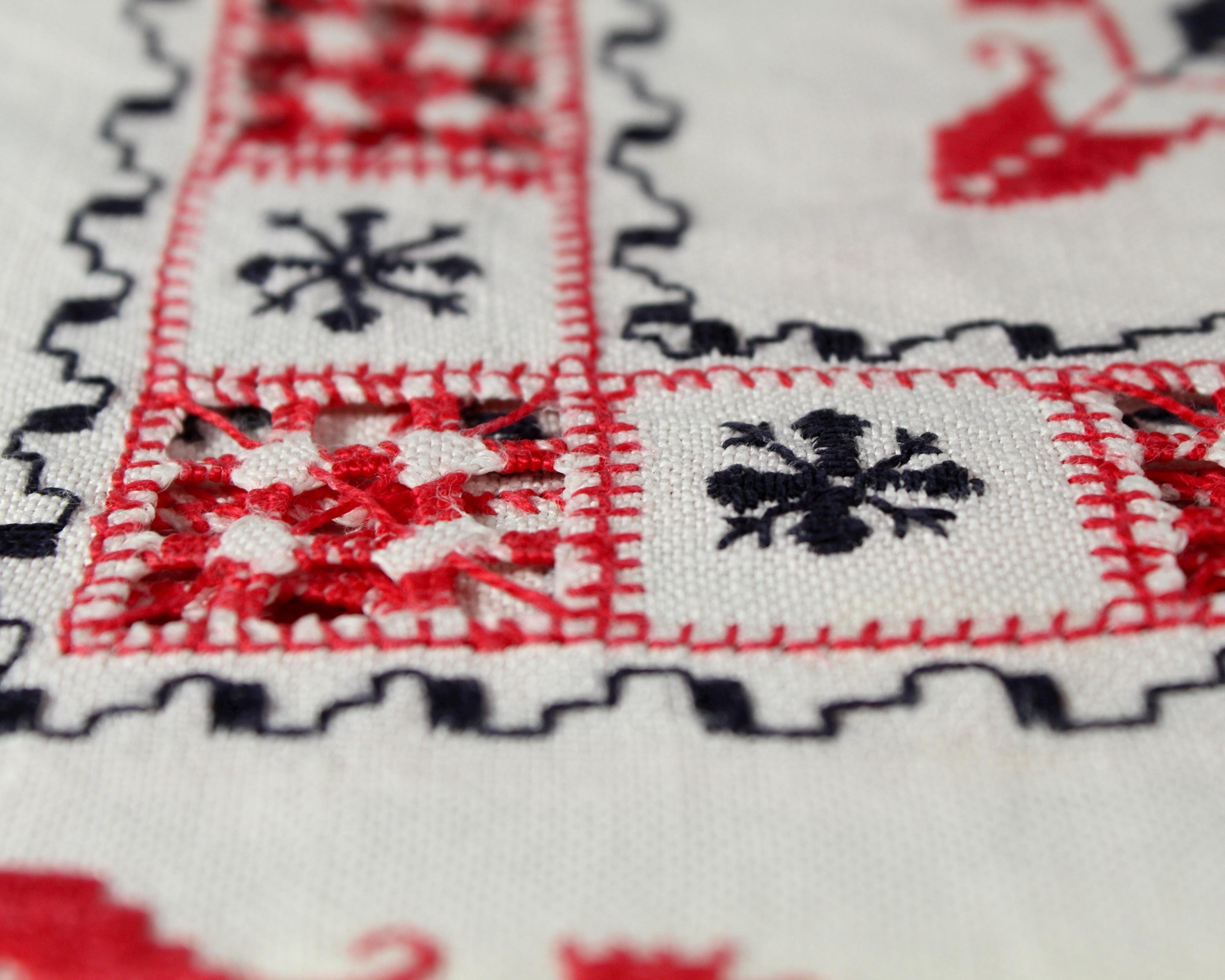 ヴィンテージリネンテーブルクロス：手刺繍の赤と黒、40インチ四方