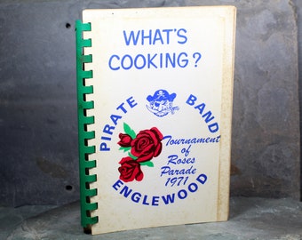 Englewood, Colorado - What's Cooking, 1971 livre de cuisine communautaire pour soutenir le voyage du groupe de pirates à la parade du Rose Bowl | Boutique Bixley