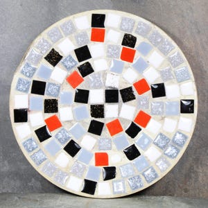 Piatto portaoggetti vintage in mosaico da 5,75&quot; / Piatto in mosaico MCM / Piatto Mid-Century rosso, nero e grigio / Bixley Shop