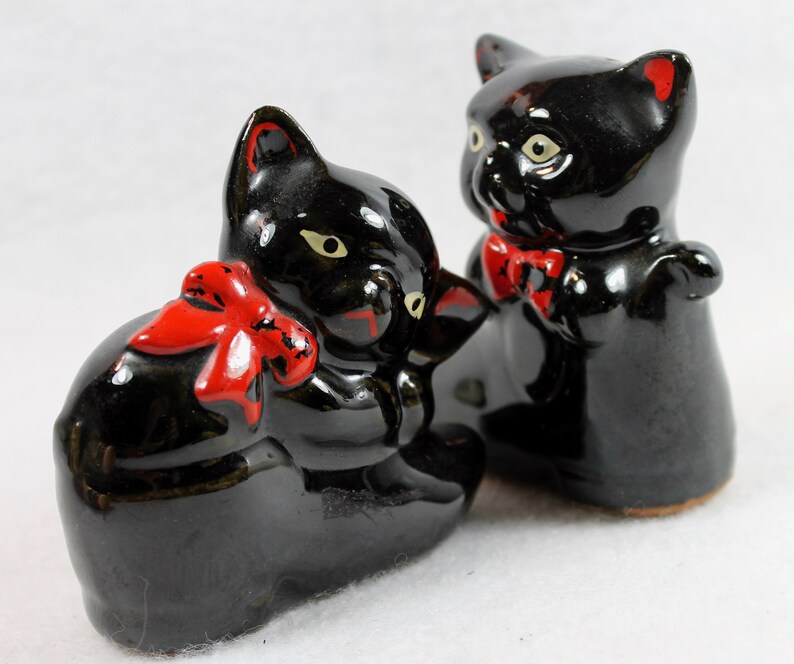FREE SHIPPING Redware Black Cat with Red Ears Vintage Ceramic Black Cat Salt /& Pepper Shakers Puss in Boots Made in Japan