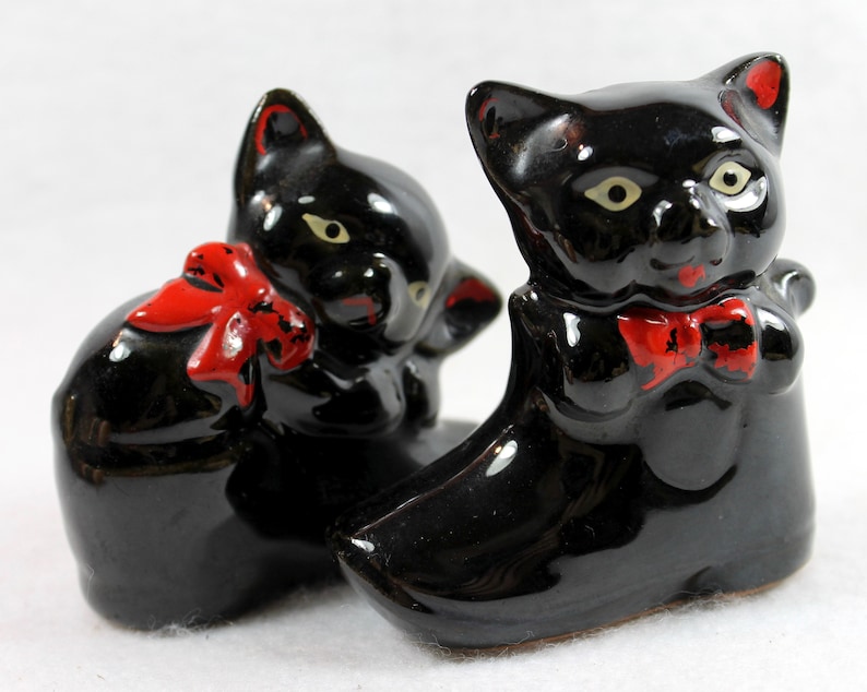 FREE SHIPPING Redware Black Cat with Red Ears Vintage Ceramic Black Cat Salt /& Pepper Shakers Puss in Boots Made in Japan