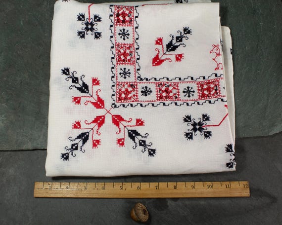 ヴィンテージリネンテーブルクロス：手刺繍の赤と黒、40インチ四方
