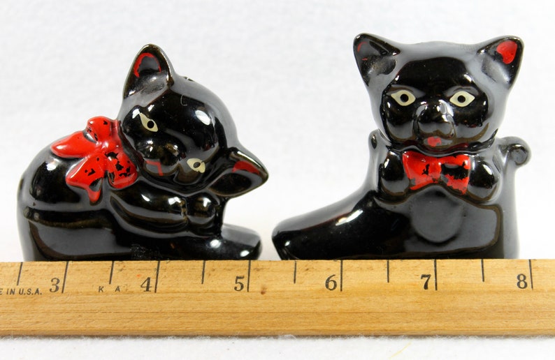 FREE SHIPPING Redware Black Cat with Red Ears Vintage Ceramic Black Cat Salt /& Pepper Shakers Puss in Boots Made in Japan
