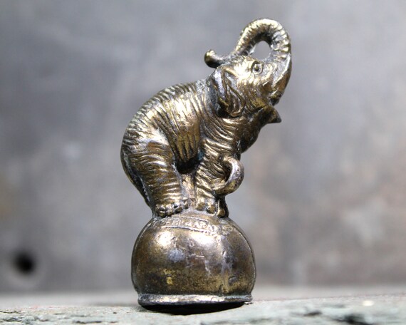 Elefante portafortuna su palla/Statuetta in metallo in miniatura/Tono  oro/Ottone/Elefante del circo/Bixley Shop -  Italia