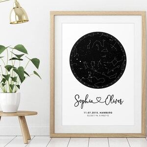 K&ouml;nnte beinhalten: Schwarzwei&szlig;es druckbares Poster mit einer Sternenkarte, die die am 11. Juli 2015 &uuml;ber Hamburg, Deutschland, bei 53.5611&deg; N, 9.9937&deg; O sichtbaren Sternbilder zeigt. Das Poster enth&auml;lt den Text "Sophia &hearts; Oliver" sowie das Datum und den Ort der Sternenkarte.