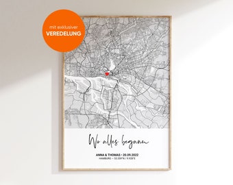 Könnte beinhalten: Eine Schwarzweißkarte von Hamburg, Deutschland, mit einem roten Herzen, das einen Ort markiert. Unter der Karte steht der Text "Wo alles begann" (Wo alles begann), sowie der Text "ANNA & THOMAS 20.09.2022 HAMBURG - 53.559"N/9.928°E".