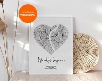 Può includere: Una mappa di Colonia, in Germania, in bianco e nero, a forma di cuore. Sotto la mappa c'è il testo "Wo alles begann", insieme ai nomi Sabrina & Michael, la data 15.07.2022 e le coordinate 50.948"N/6.91"E.