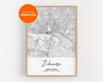 Könnte beinhalten: Eine schwarz-weiße Karte von Hamburg, Deutschland, mit einem roten Herzen, das einen Ort markiert. Der Text "Zuhause" ist unter der Karte in Kursivschrift geschrieben, zusammen mit dem Text "ANNA & THOMAS" und den Koordinaten "HAMBURG - 53.559"N/9.928"E".