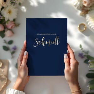 Stammbuch der Familie - Deluxe Marine-Blau mit Veredelung - Hardcover mit Ringmechanik, inklusive Register (15x22 cm, klassisch)