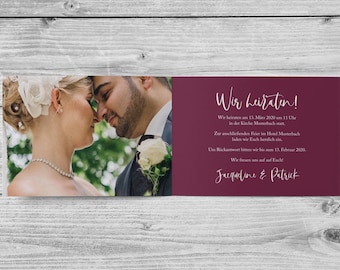 Puede incluir: Una invitación de boda con una foto de una pareja a la izquierda y texto sobre un fondo burdeos a la derecha. El texto incluye detalles de la boda y los nombres de los novios.