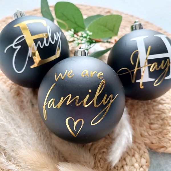 Weihnachtskugel 8cm personalisiert "we are family"schwarz gold,Christbaumkugel beschriftet, Weihnachtsschmuck,Weihnachtsgeschenk Baumschmuck