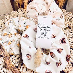 scrunchies Haargummi beige Blumen,dicker Haargummi,dicke Haare,Zopfgummi, Geschenkidee, Erwachsene, Teenager, Geburtstagsgeschenk, Gifts