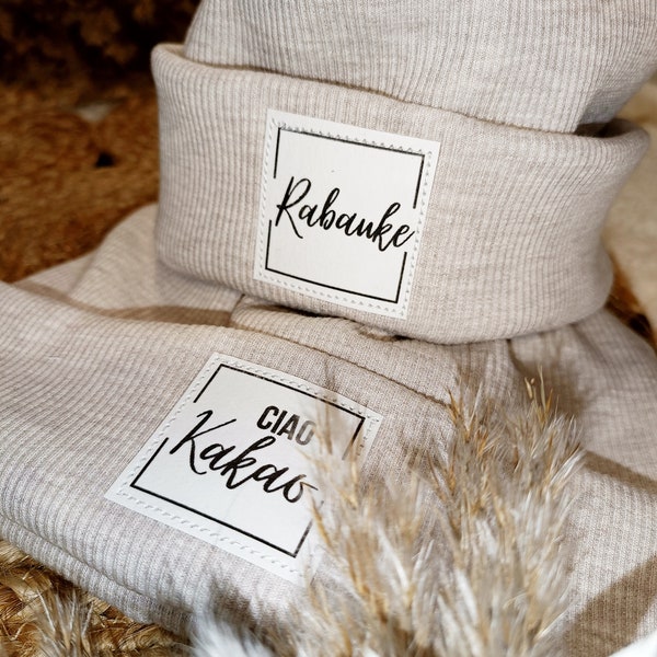 Hipster Beanie beige Rippjersey personalisiert, Mütze Hipster Jungen und Mädchen, Hipstermütze beige mit Label Ciau Kakao, Rabauke