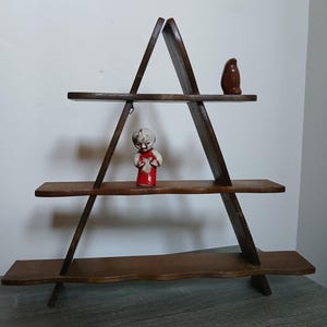 Estante triangular de madera vintage de 3 niveles para colgar en la pared, independiente, para objetos coleccionables y de baratijas.