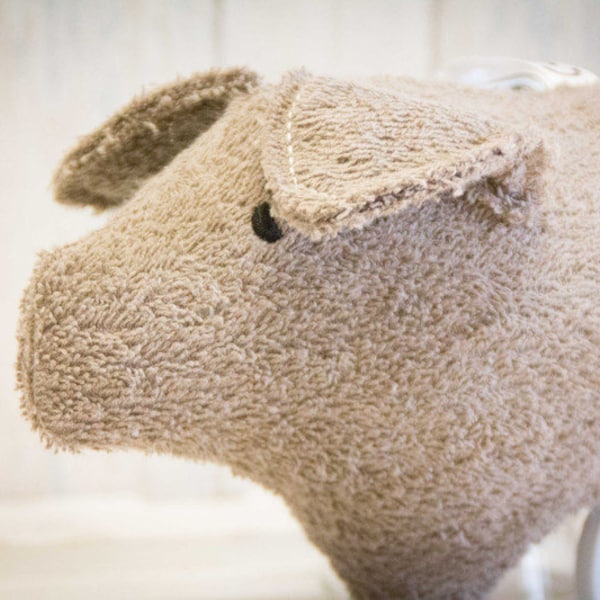 Bio Spieluhr "Schweinchen Ello" braun mit BRAUNEM Bändchen - Bestickung IN WEIß - genähte Spieluhr, Babygeschenk, Geschenk für Babyshower