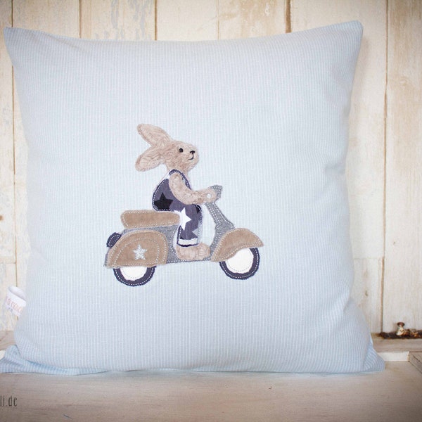 Organic cuddly/travel pillow "Flitzender Scooter Bunny"