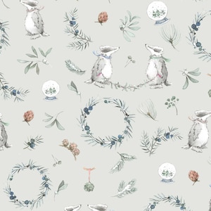 Op de afbeelding: Een naadloos patroon met aquarel illustraties van bosdieren, kransen en wintergroen. Het patroon bevat dassen, dennentakken, bessen en sneeuwbollen. De achtergrond is lichtgrijs.