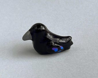 かわいい黒いカラスと宝石粘土フィモ - 巣のあるかわいいスタイルの鳥