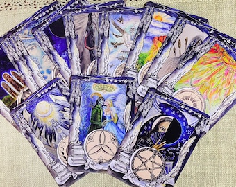 Può includere: Uno spargimento di carte dei tarocchi con illustrazioni intricate e uno schema di colori blu scuro e argento. Le carte presentano immagini di una luna, una coppia, un orologio e una donna con una corona.