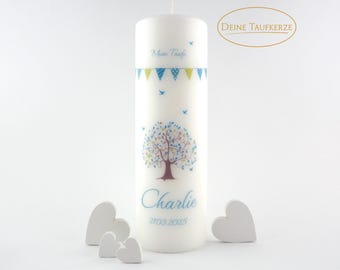 Peut inclure: Une bougie blanche ornée d'un motif d'arbre, d'oiseaux bleus et du nom "Charlie" avec la date 21.03.2025. La bougie porte l'inscription "Meine Taufe" et est entourée de décorations en forme de cœur blanches.