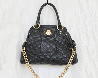 Bolso tote acolchado de piel negra de Marc Jacobs con cadena dorada