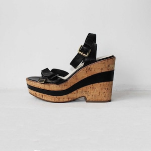 Marc Jacobs Plateau Sandalen Schwarze Ledersandalen Kork Plateau Sandalen Keilschuhe High Heels Schuhe Hohe Plateau Sandalen Peep Toe Pumps