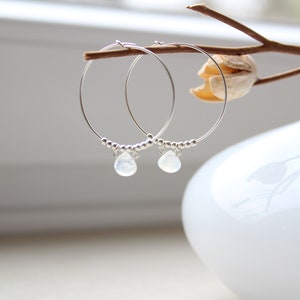 BOHO MOONSTONE | Hoop earrings in 925 sterling silver, silver beads and smooth moonstone briolettes | 30 mm | MILKY | Rainbow