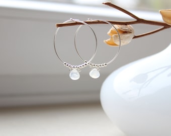 BOHO MOONSTONE | Hoop earrings in 925 sterling silver, silver beads and smooth moonstone briolettes | 30 mm | MILKY | Rainbow