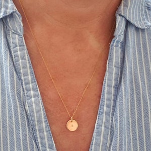 GOLDEN DOT | Kette aus 14 K gold filled mit Plättchen | 10 mm Coin | minimalistisch | schlicht | personalisierbar | Buchstabe | Initiale
