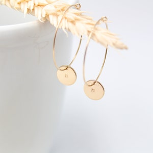 GOLDEN DOT HOOP Creolen aus 14k gold filled Buchstabe Plättchen Disc Dot Ohrringe personalisierbar 25/30mm Initiale image 1