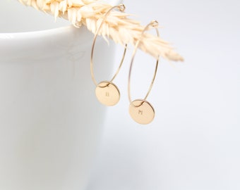 GOLDEN DOT HOOP | Creolen aus 14k gold filled | Buchstabe | Plättchen | Disc | Dot | Ohrringe | personalisierbar | 25/30mm | Initiale