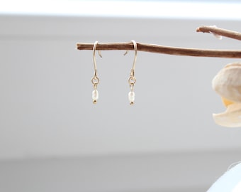 BLANC PUR | Boucles d'oreilles mini perles en goldfilled 14 carats | Perle Keshi | plaine | minimaliste | PETIT | délicat | petit | Des boucles d'oreilles