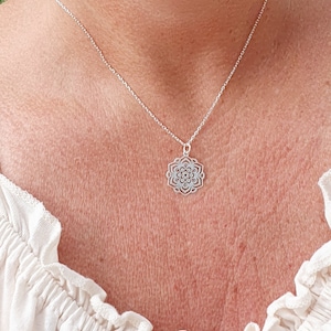 FLOR DE ARGENTO |  Collar de plata de ley 925 con mandala | Corte láser | Flor | florales | El karma Bohemio | tráiler | Plata | flor |