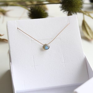 MINHA PEQUENA LABRADORITA | Colar de seda | bege | Labradorita | briolette | Elementos preenchidos com ouro 14k | arco-íris | natural | personalizável