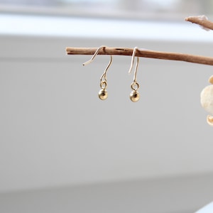 TINY BALL | 14 K gold filled  Kugel- Ohrringe mit Mini Kugeln 3mm | mini Ohrhaken | TINY | Sweet