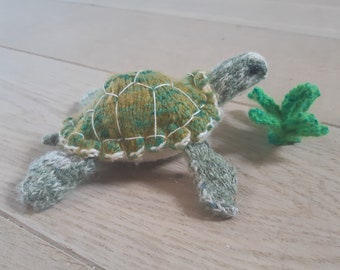 Green turtle and sea grass (knitting pattern)