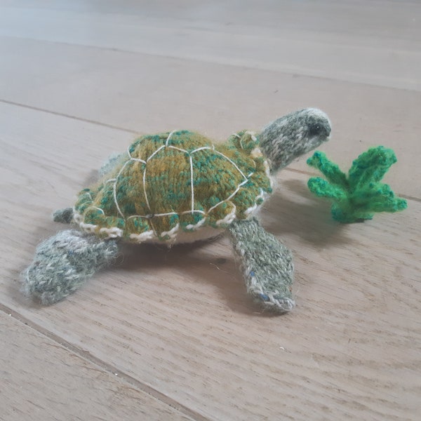 Green turtle and sea grass (knitting pattern)