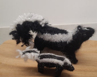 Striped skunk and mini skunk (knitting pattern)