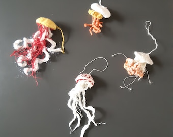 Glow-in-the-dark jellyfish (knitting pattern)