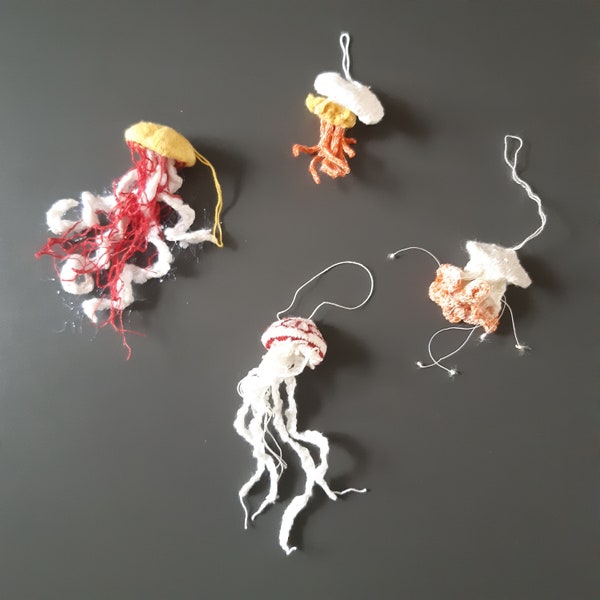 Glow-in-the-dark jellyfish (knitting pattern)