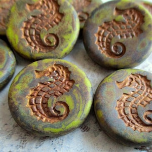 Cavalluccio marino 2 esclusive perle di vetro di Boemia da 23 mm, perla centrale in perle ceche, finitura Picasso rustica opaca verde avocado, perla centrale in bronzo lavato