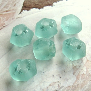 6 vecchie perle di vetro circa 9,5 - 11,5 mm Perle indonesiane in vetro riciclato verde mare perle di vetro sfaccettate gioielli etnici etnici