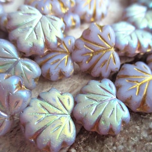 10 Perlen Glasblätter 13 x 11 mm Maple Leaf Thistle opal mattes und AB Finish goldfarben original czech beads Perlenarmband Boho Glasperlen