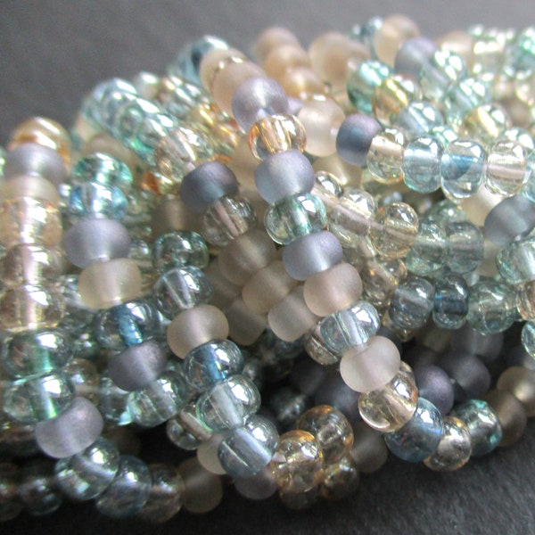 1 langer Strang 50 cm Rocailles 6/0 Czech Seed Beads Seafoam ca. 175+ Perlen matt glänzend blau grün sand Meerschaumfarben