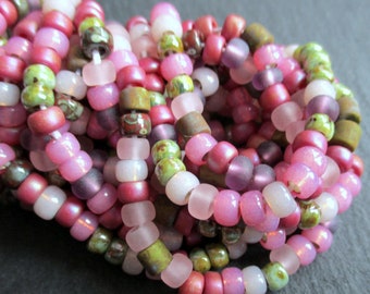 1 langer Strang 50 cm Rocailles 6/0 Miyuki Seed Beads Picasso Bugle Beads Mix Vintage Rose ca. 170 + Perlen light rose amethyst dark red