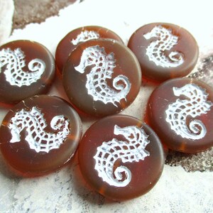 Cavalluccio marino 2 esclusive perle di vetro di Boemia da 23 mm Moneta torrone marrone opale finitura bianco opaco perle ceche perla centrale traslucida